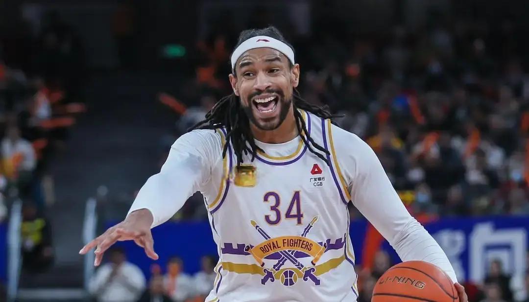 裁判哨子一歪，杜锋当场炸锅。萨林杰没跟着吼，直接把人抱住，一句“我来”把火