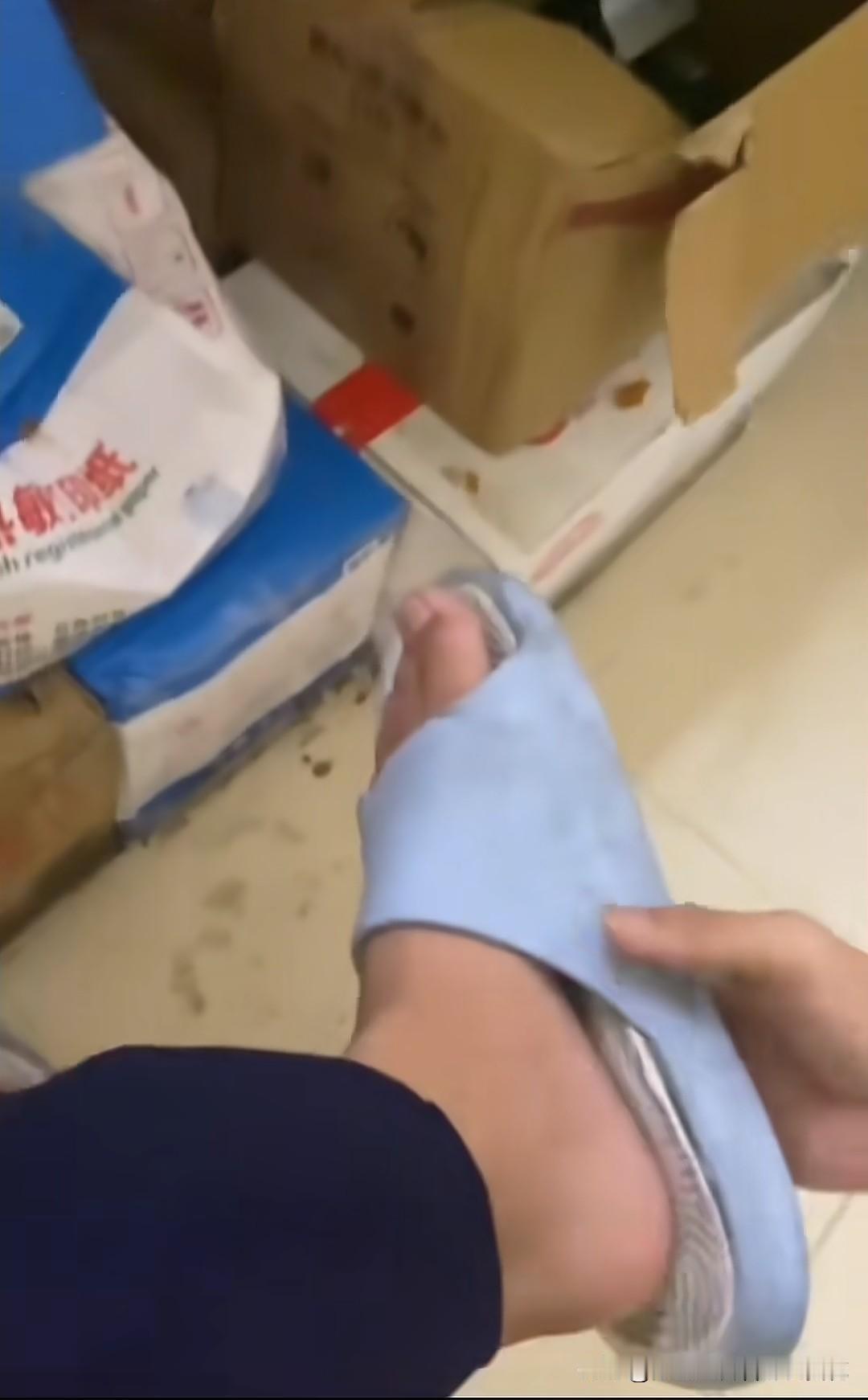 一个做奶茶的员工，心理竟然扭曲到这种程度，太令人发指了！他不仅故意弄脏奶茶，还拍