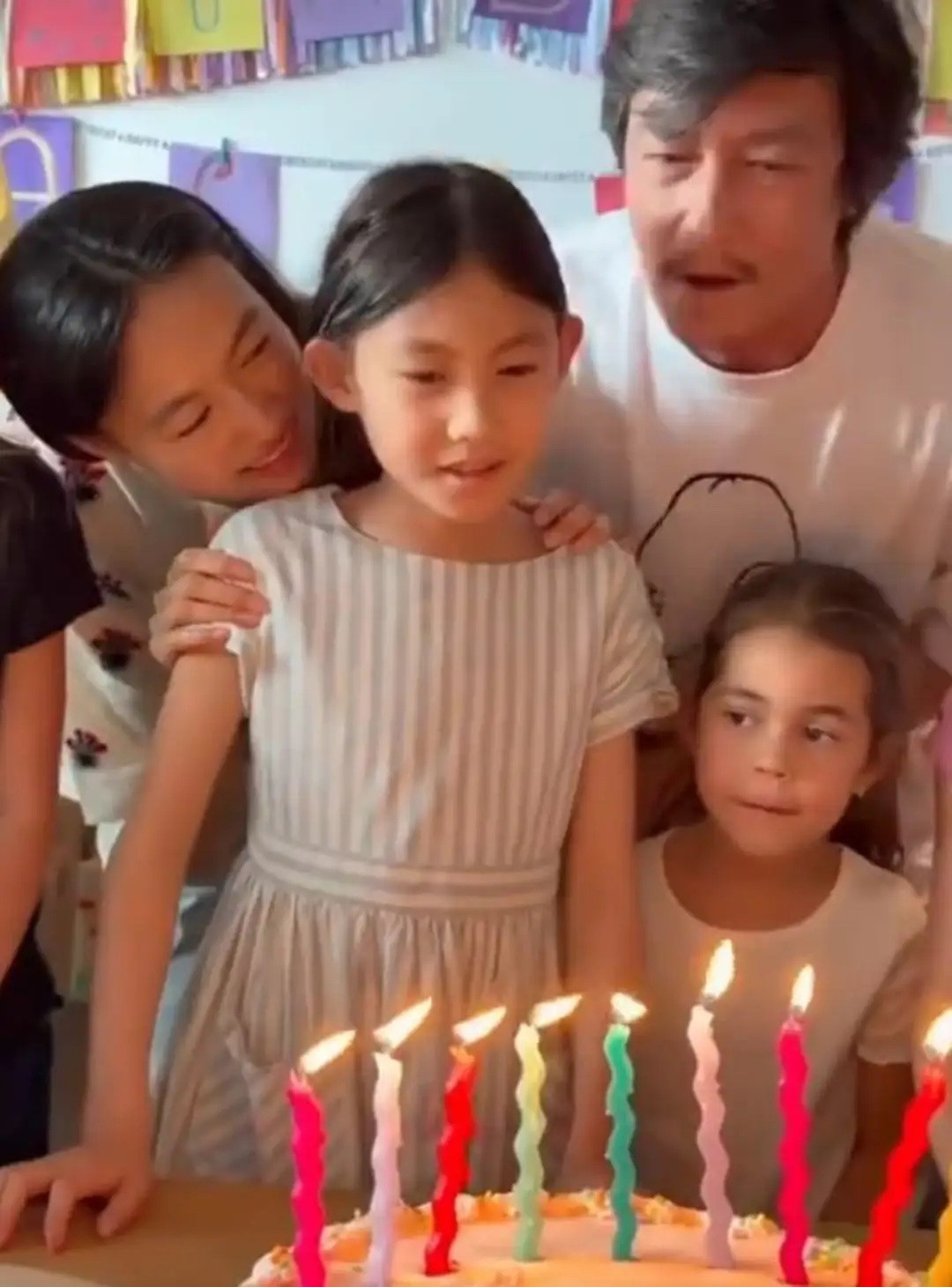 偶遇陈冠希一家，才满9岁的Alaia好惹眼，被评将会是超级大美女！