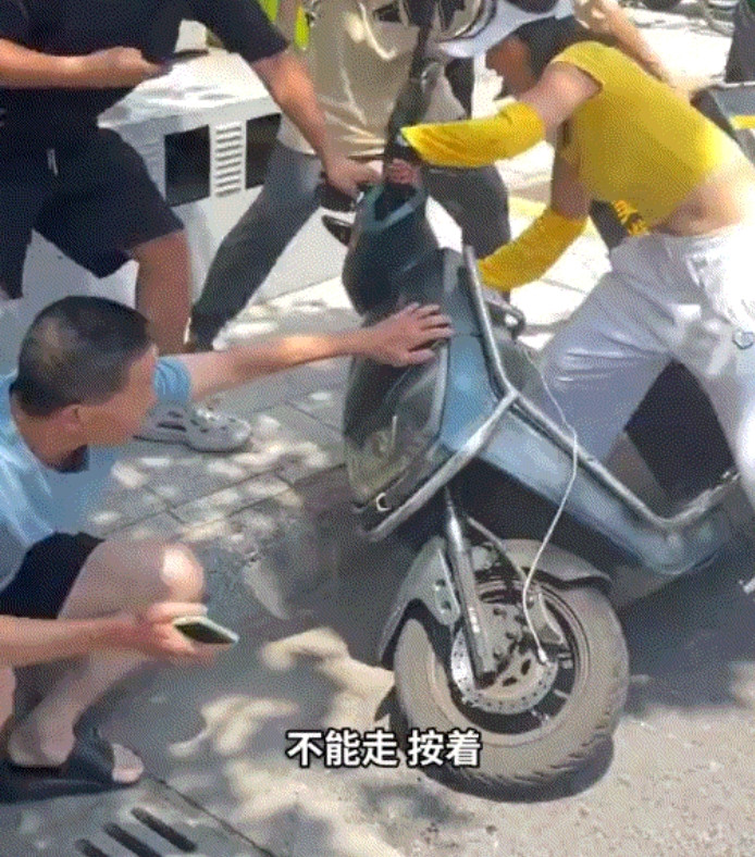 彻底失去理智了！7月27日，湖北武汉，一网友发视频称，一位女外卖员与一位老人骑车