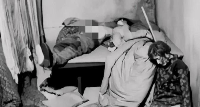 1937年的南京，日本随军记者拍摄的一张老照片。一户南京平民家被劫掠过后的惨状。