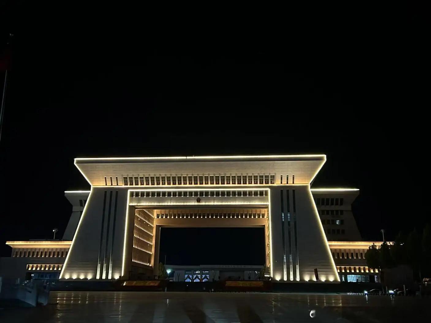 【千年驿站，百味交融：在霍尔果斯邂逅丝路风情与舌尖盛宴】站在108米高的西域