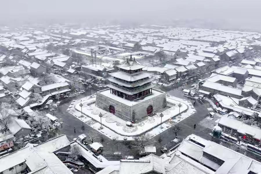 雪缀聊城古城雪，为聊城古城披上素绢光岳楼在雪幕中巍然似一位沉默的史官屋瓦