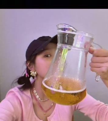 #关晓彤半夜喝酒发朋友圈#看来关鹿两人是真分手了，记得前段时间鹿晗也是经常酒后