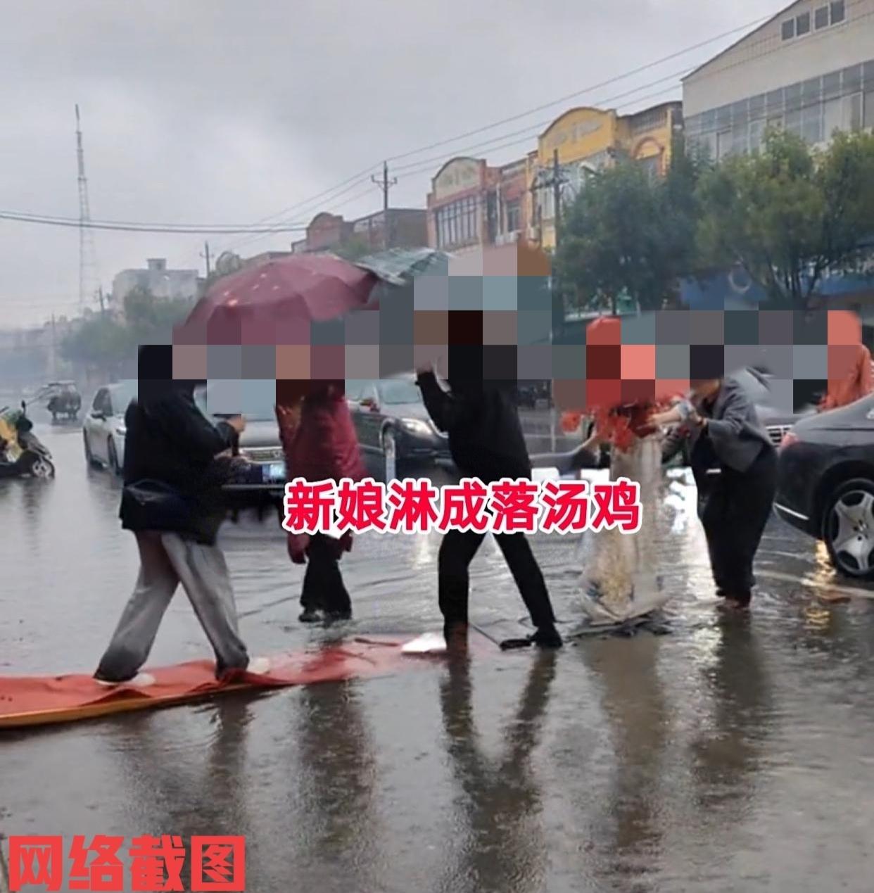 河南有新人婚礼这日老天不美下雨了。可一旁的新郎却自顾自一人撑伞，这是没有在意