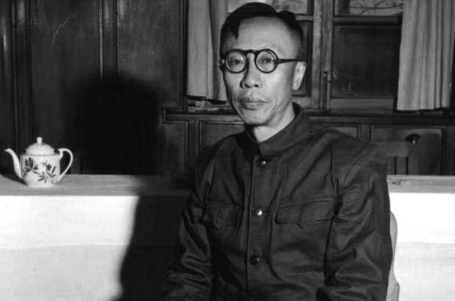 1961年溥仪释放后，毛泽东在丰泽园以家乡菜宴请溥仪。到了开饭的时候，毛泽东拉着