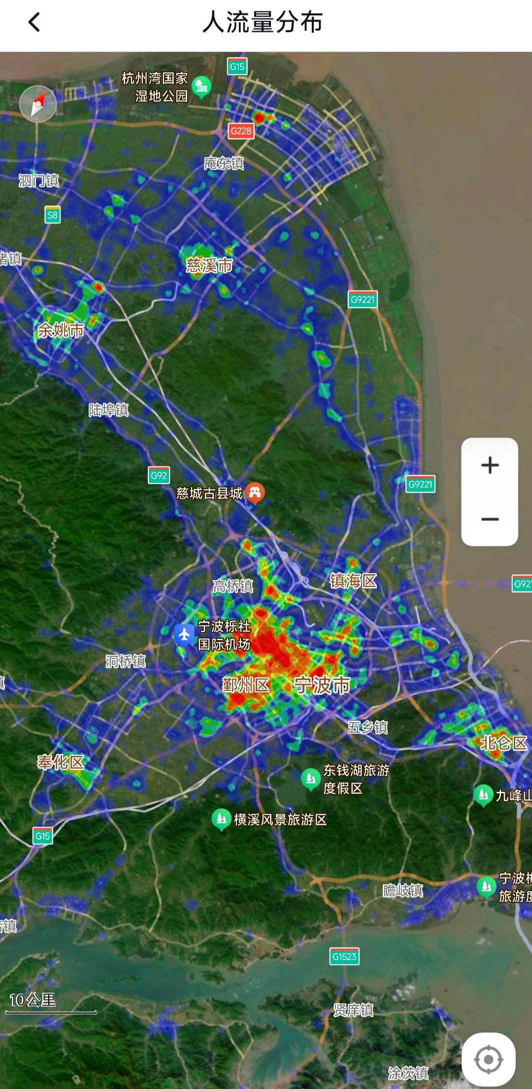 虽然宁波常住人口数量977万，但是走在街上感觉这座城市人口数量并不多。除了早晚高
