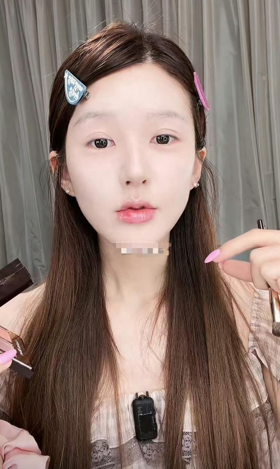 赵露思素颜和虞书欣的素颜，怎么感觉赵露思的科技感很重呢​​​