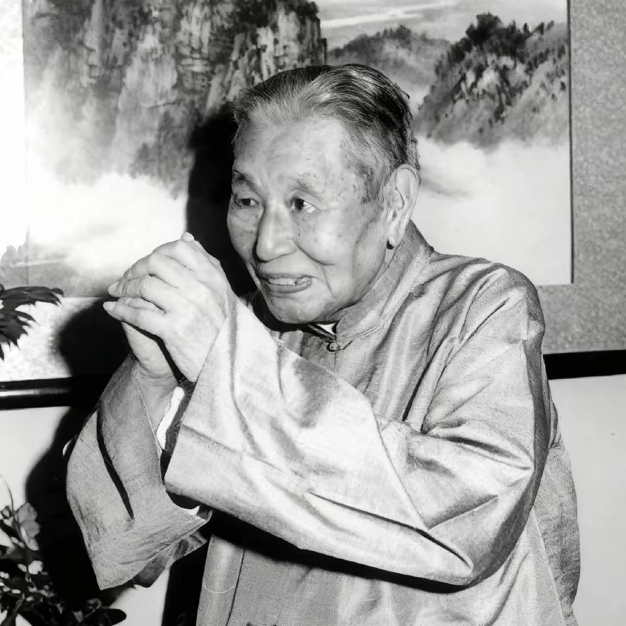 80年代，张群晚年在家中，一张罕见的留影，当时的他已经九十多岁高龄了，仍然耳不聋