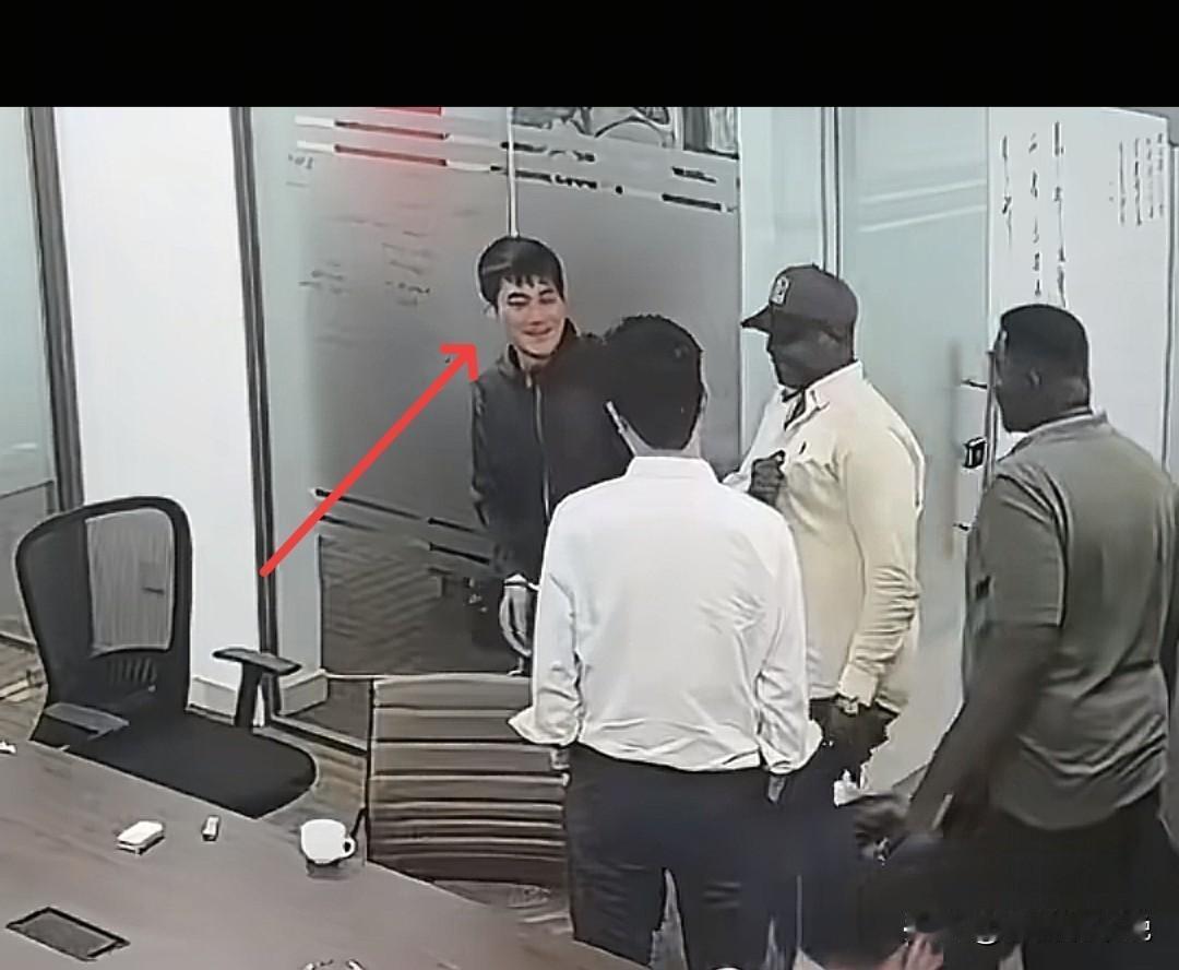 都知道“非洲洋洋”被捕后在房间里接受询问时被扇了耳光但是询问结束后，监控死角