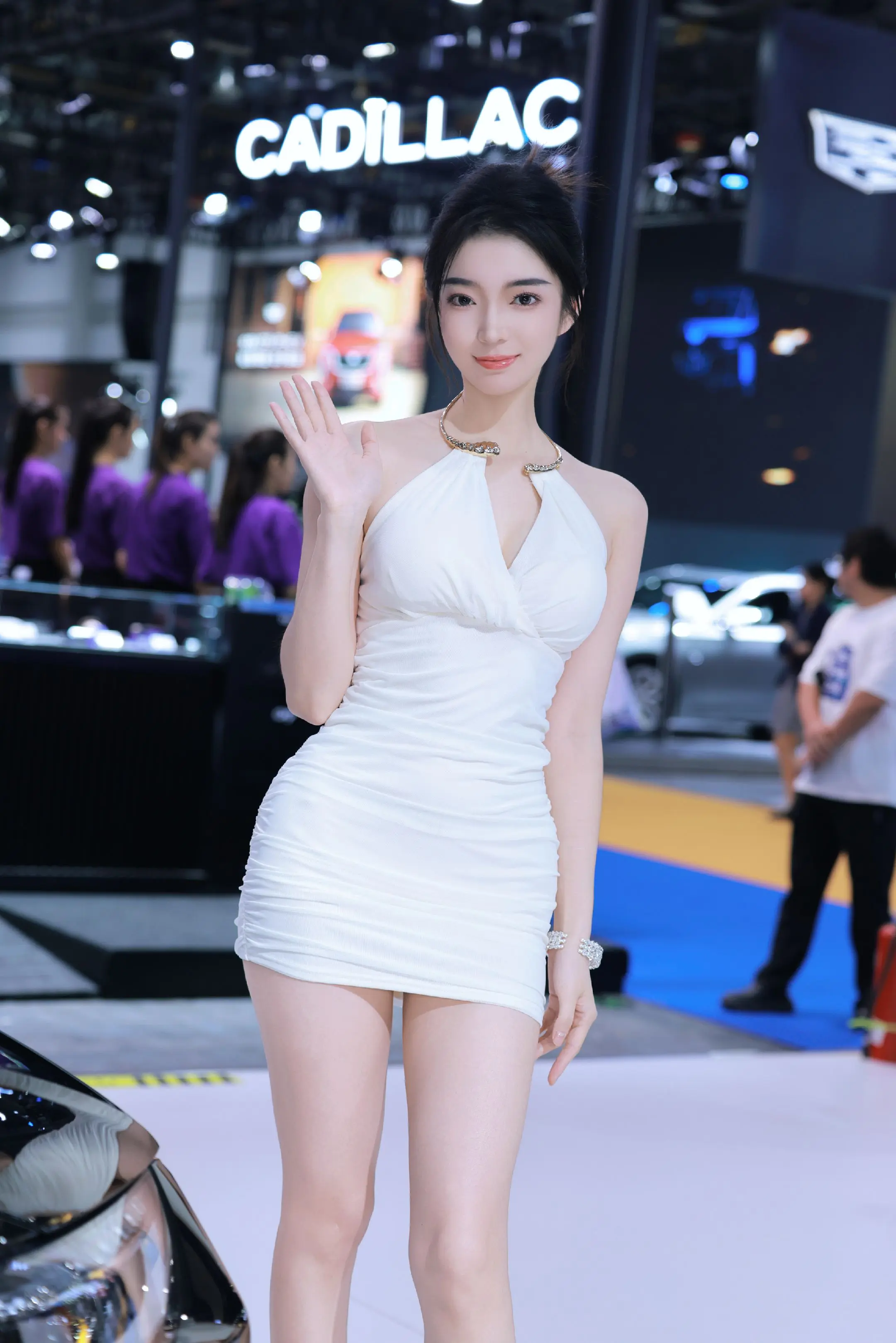 凯迪拉克展台，白色礼服女神。