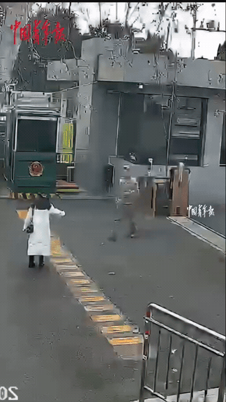 倒在最安全的地方是人的本能！武警营区门口，一个女生虚抬着胳膊，走路踉踉跄跄的，值