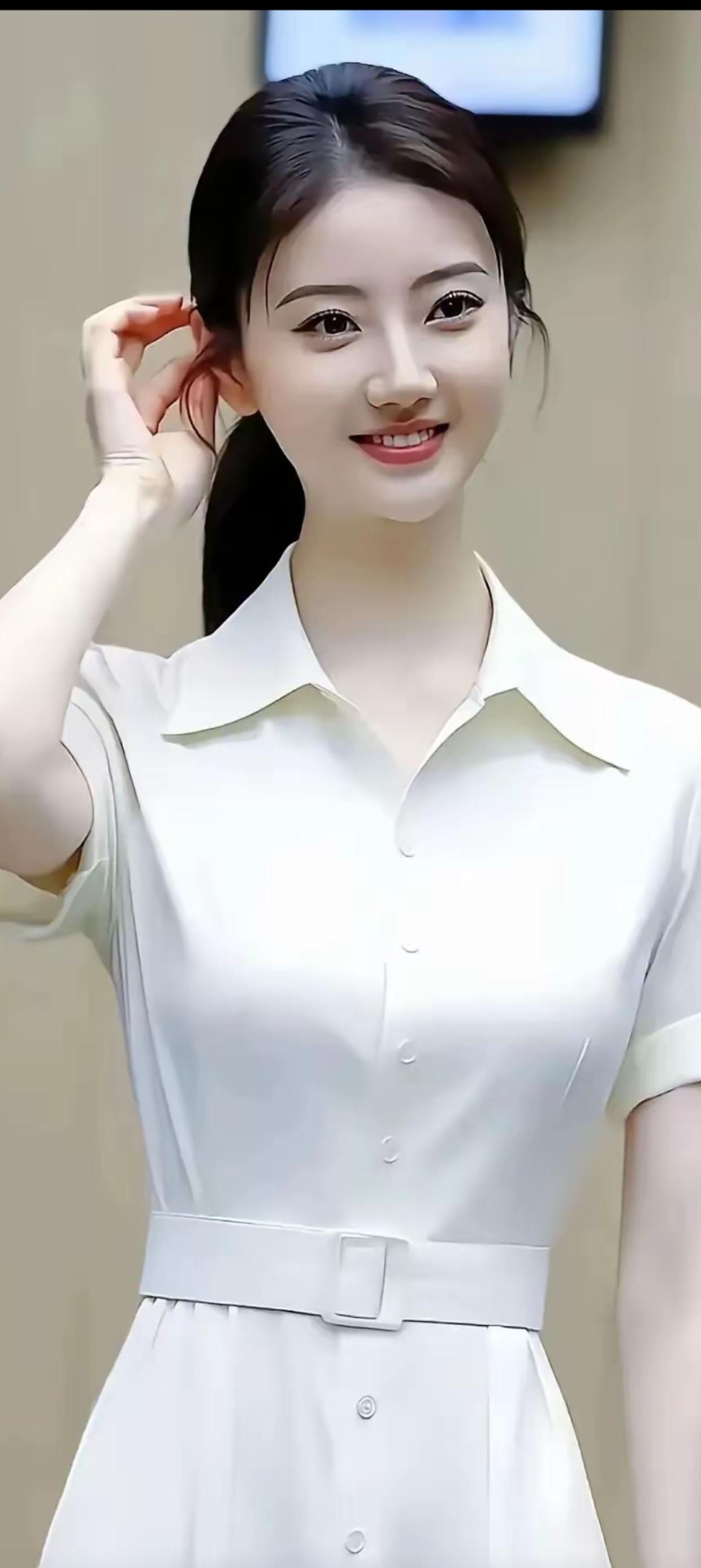 我见过的绝世佳人，是在古镇邂逅的旗袍女子。她身着淡蓝色旗袍，盘扣精致，裙摆随着步