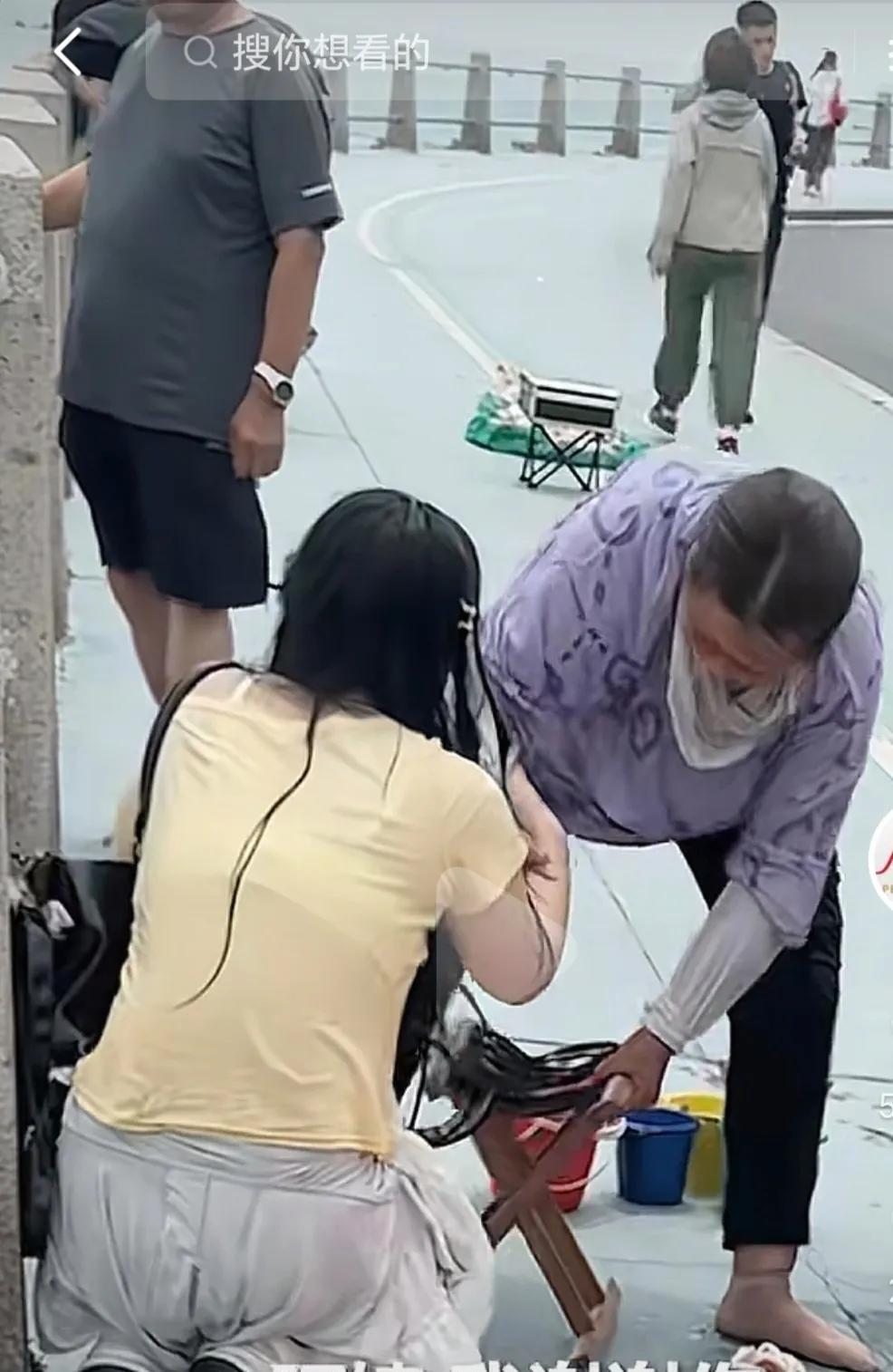 “别再喷那女孩了！”玉米大姨发声，维护被救女孩。女孩刚毕业，没找到工作，手机掉海