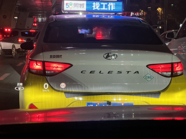 十一代雅阁大灯缺陷十一代雅阁大灯真是垃圾呀。我想问问大家的车灯也这样吗。是问题