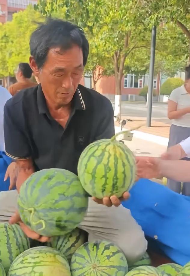 河南，一瓜农来接女孩儿放学，本以为女儿会说快回家之类的话，没想到，女孩儿开口第一