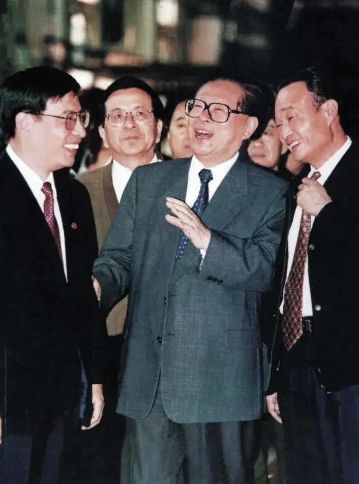 1999年5月，江泽民同志视察东风汽车公司。 ​