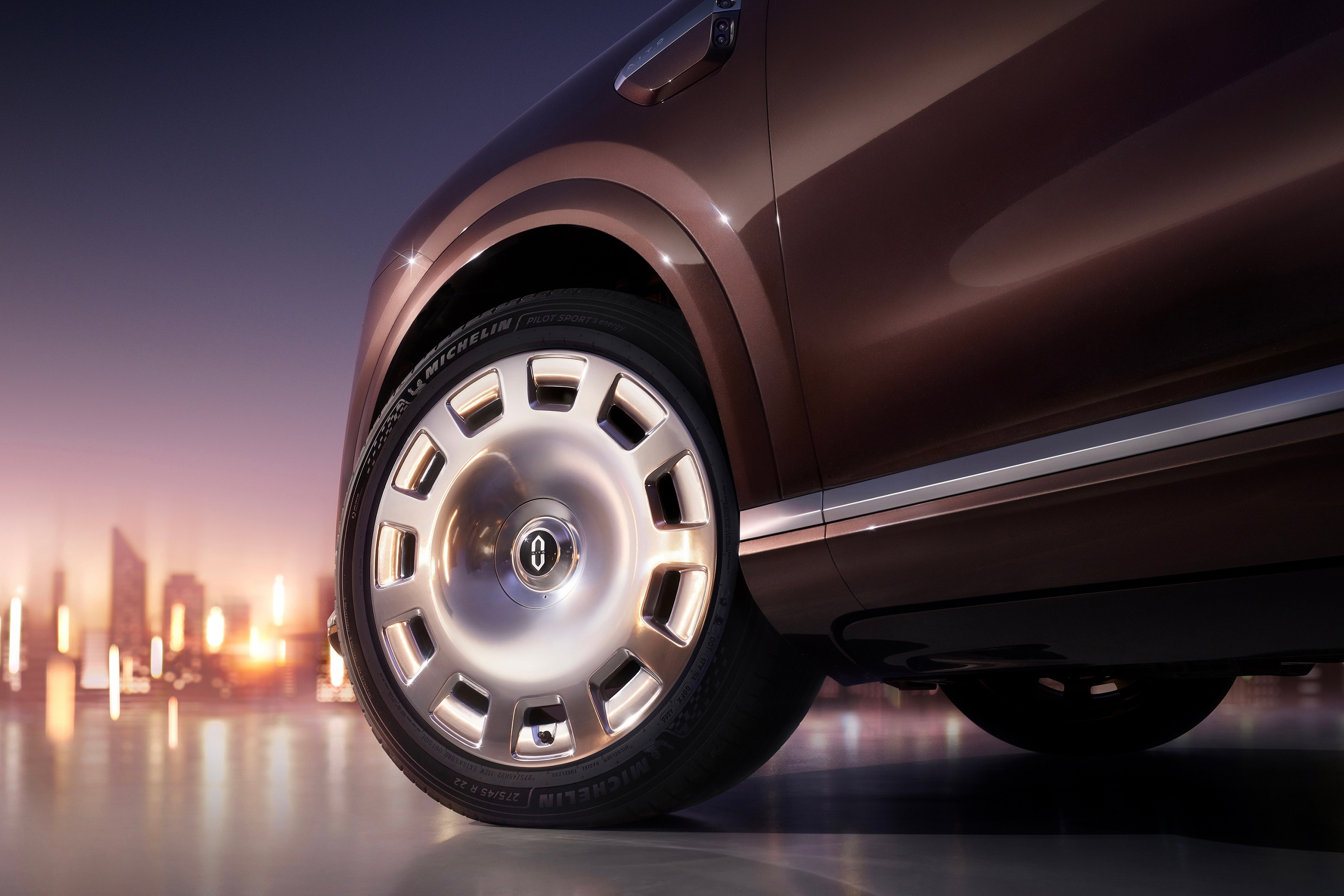 新一轮50万级9系SUV的大战已经打响，今天新款问界M9也出牌了，6激光雷达、