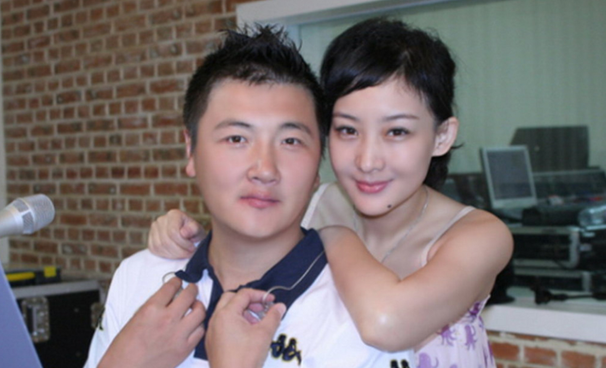孙楠暗恋买红妹4年，终于在1999年见到了买红妹，孙楠激动地立马求婚。2000年