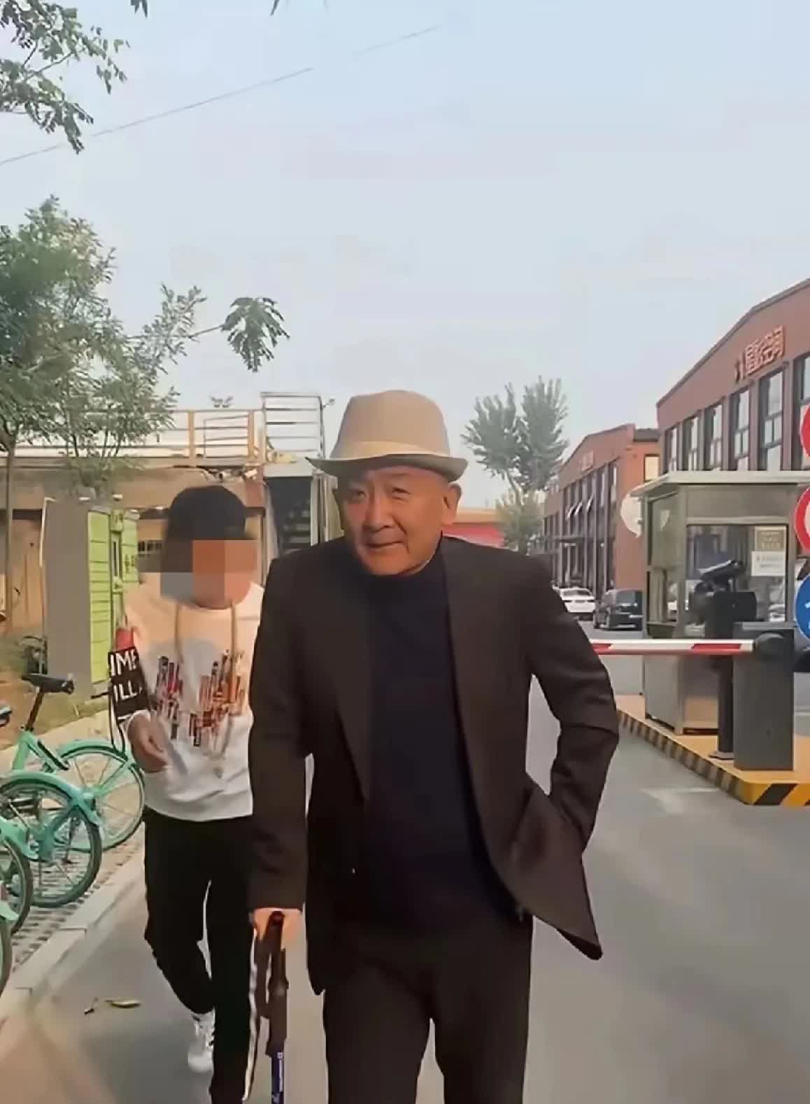 这个拄着拐杖已经步入了老年人行列的演员是谁？你认出来了吗？他可是我觉得在国内戏剧