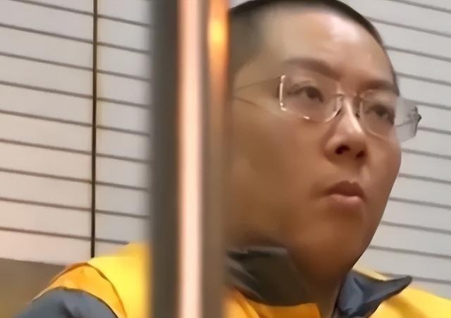 短短18个月就挥霍掉380多亿公款，平均每个月烧掉20多个亿，不仅买下大坑把奢侈