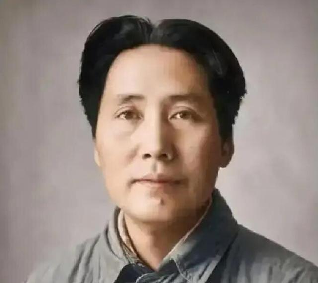 1955年，大授衔前，毛泽东主席审阅拟选名单时，在少将名单中看到了韩伟的名字，不