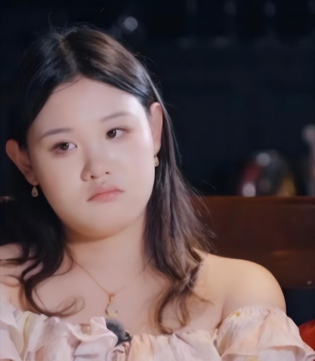 #我家那闺女张家齐母女#张家齐参加我家那闺女，童年细节曝光张家齐妈妈情感胎居：人到中年，心理却没法独