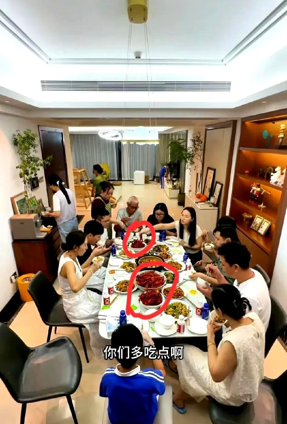 小凤家有保姆，还不如冷眉家没保姆的样子。不过要说家里做大菜，还是得看红姐的手艺