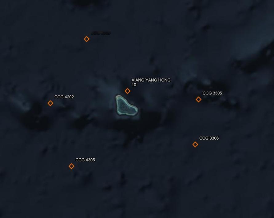 黄岩岛水域，向阳红10号开动了，大批海警船把四周围得密不透风！菲律宾急得跳脚：不