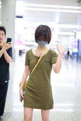 李庚希现身机场短发+T恤裙，简约休闲如此穿搭很讨人喜欢在当今的社会里看