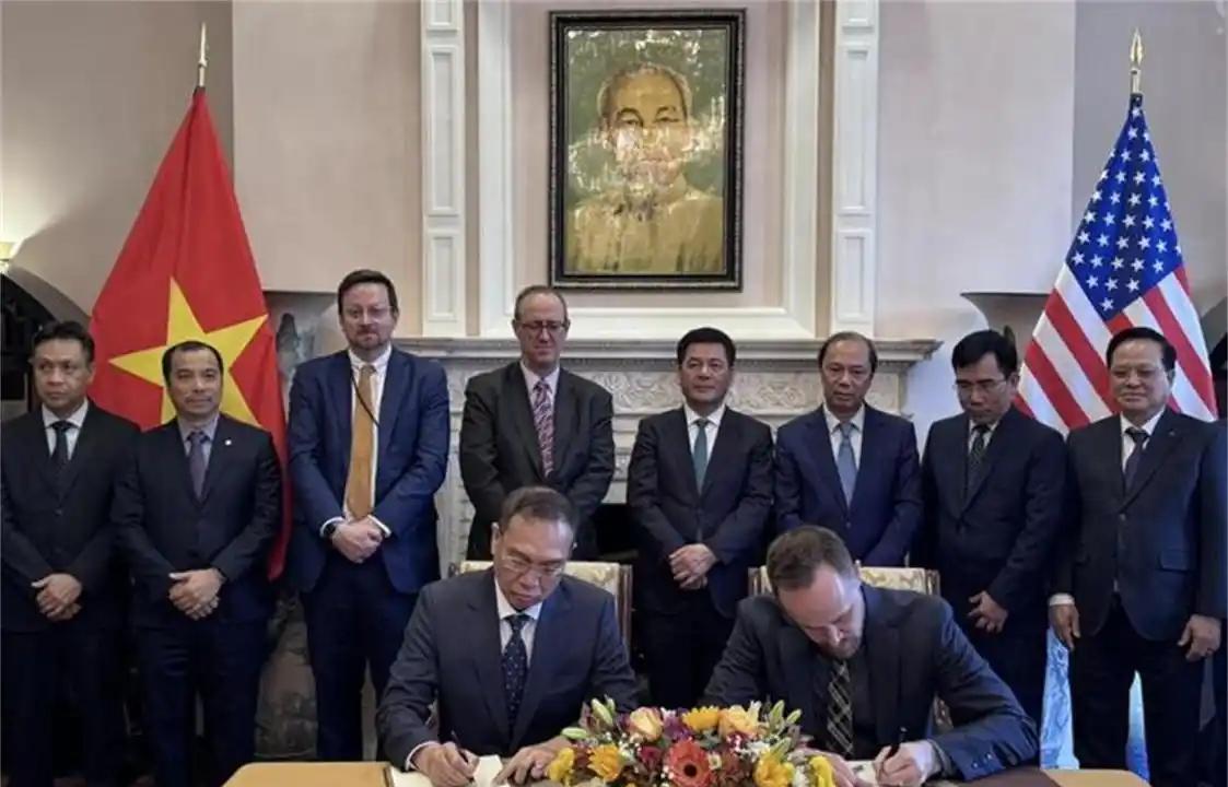 大家不要怪越南不要怪苏林向美国服软。越南屈膝接受美国不平等关税条约，实为国力太差