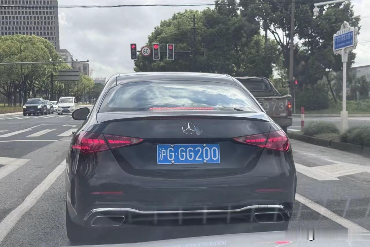 你发现这个规律没？当大件东西在降价的时候，比如房子，车子，还有利率，这就说明钱