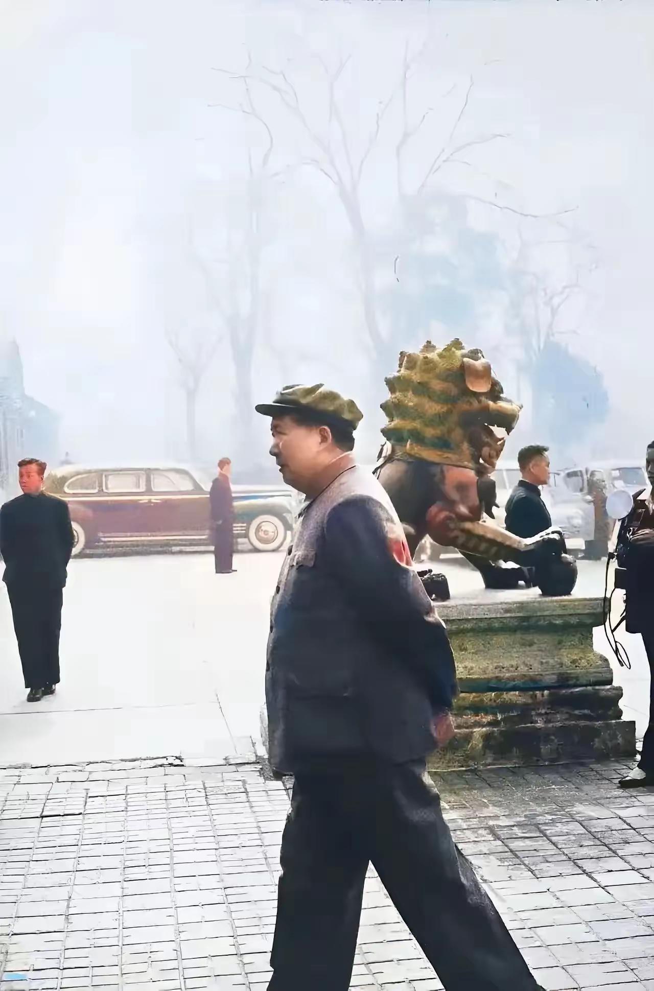 一帧背影定山河，满身风骨铸丰碑一张老照片，何以让无数国人看一次哭一次？不是