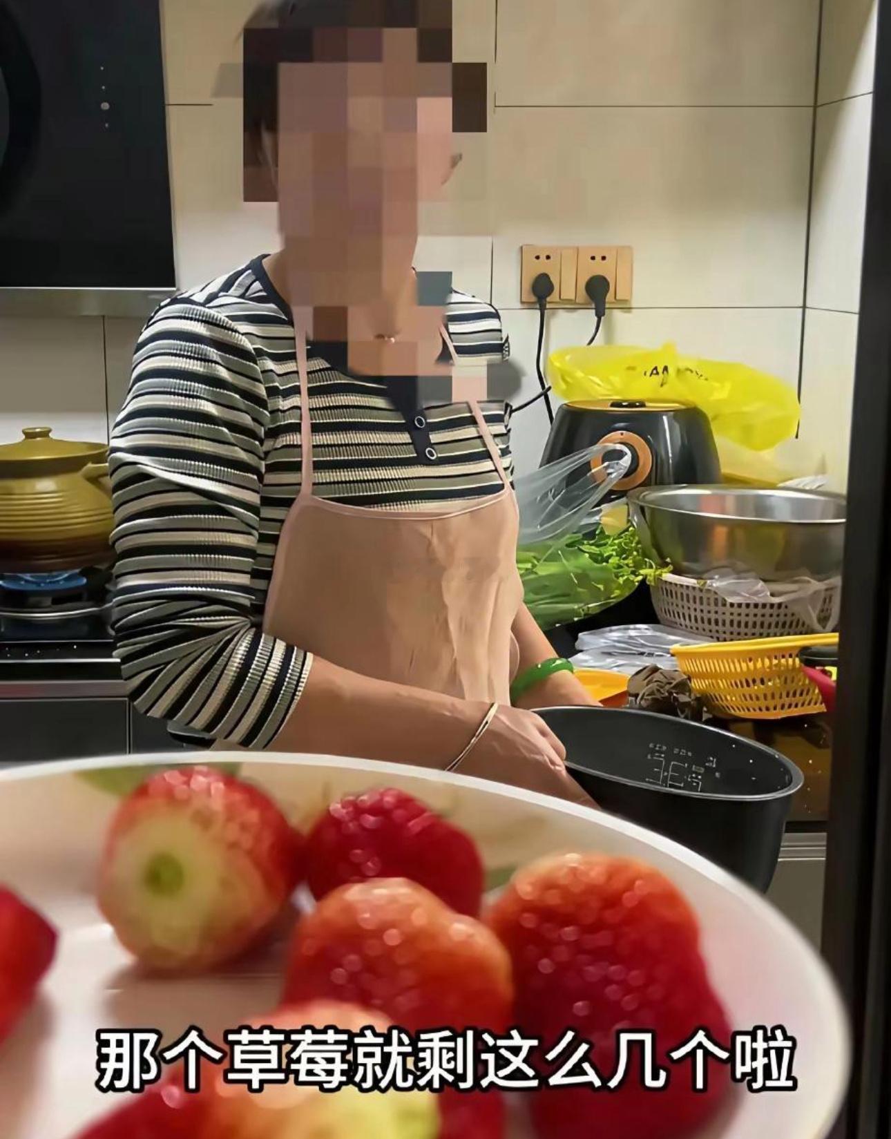宝妈拍下阿姨把五斤丹东草莓吃得只剩三颗，当场结工资让走人。视频里她举着138块