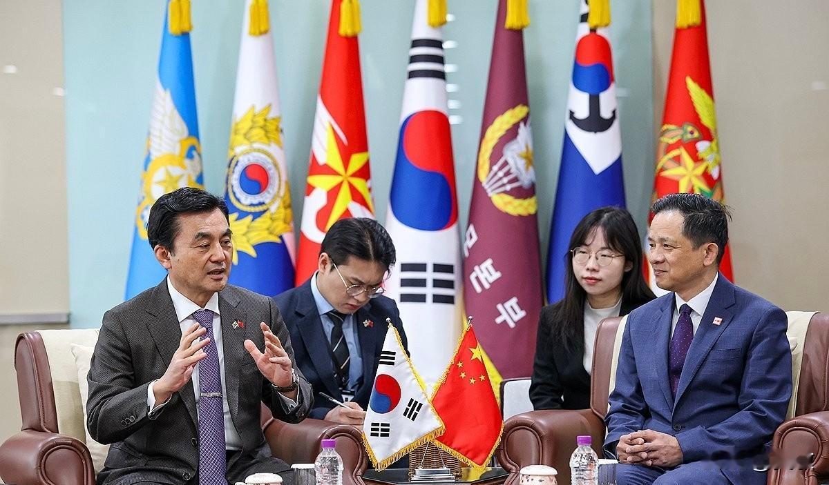 不等了，韩国主动找上门和中国对话了！当地时间4月15日，韩国国防部长安圭伯在