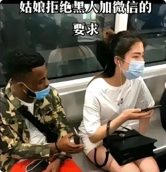 广东广州，有一名女子乘坐地铁回家，被旁边一名黑人男子看到了，黑人男子被这名女子美