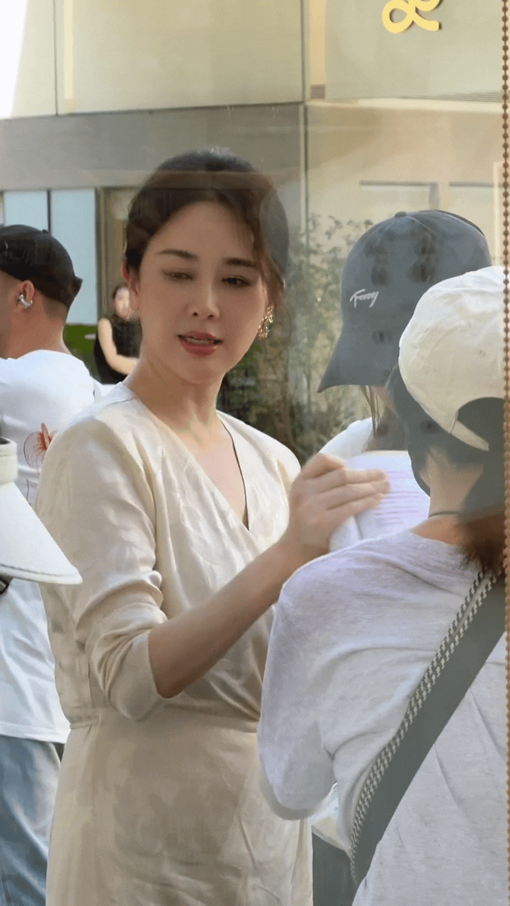 原来跟关晓彤拍戏的白裙美女是左小青啊，难怪那么有气质，她这状态真是绝了！