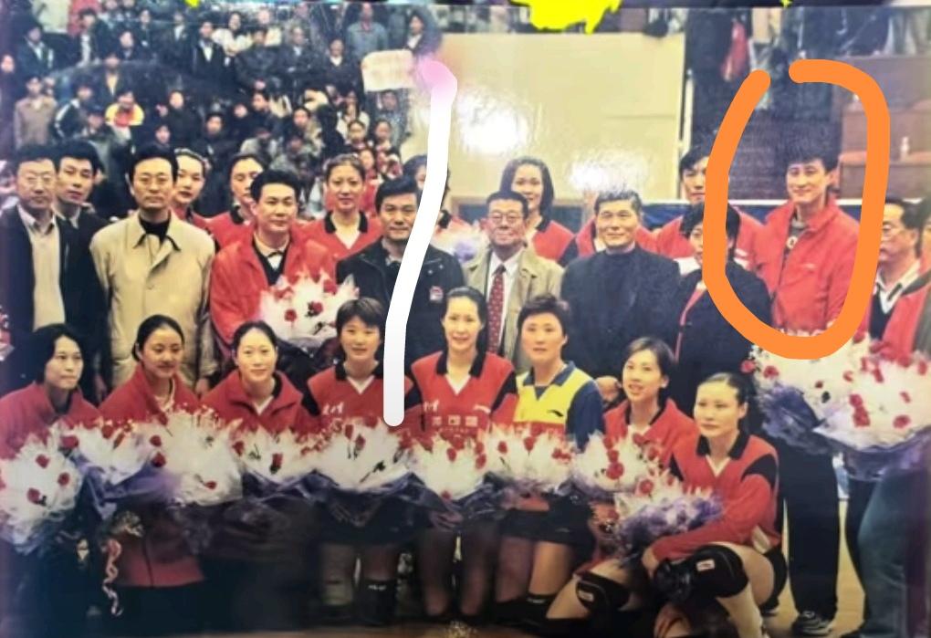 蔡斌如此成功！他的恩师不能忘记！这是上海女排第一次夺冠的合影！当时蔡斌刚退役，还