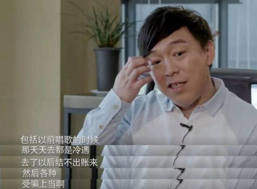 一次颁奖礼，黄渤刚在台上唱完一首歌，主持人曾志伟登台，对着黄渤深深地鞠了一躬，喊