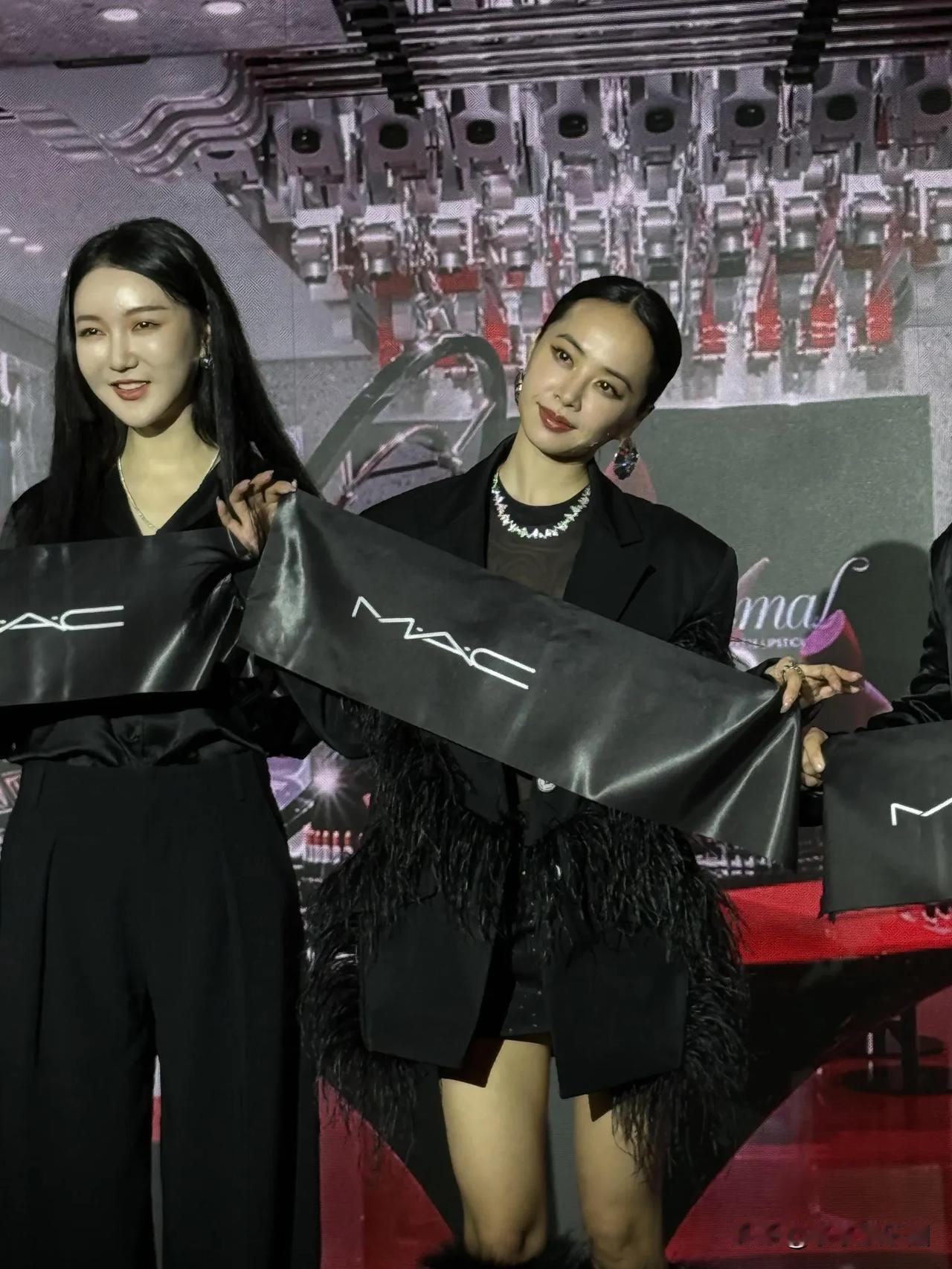 蔡依林南京线下太绝了！完美头骨+羽毛西装杀疯，又美又飒自带高光✨现场分享新专