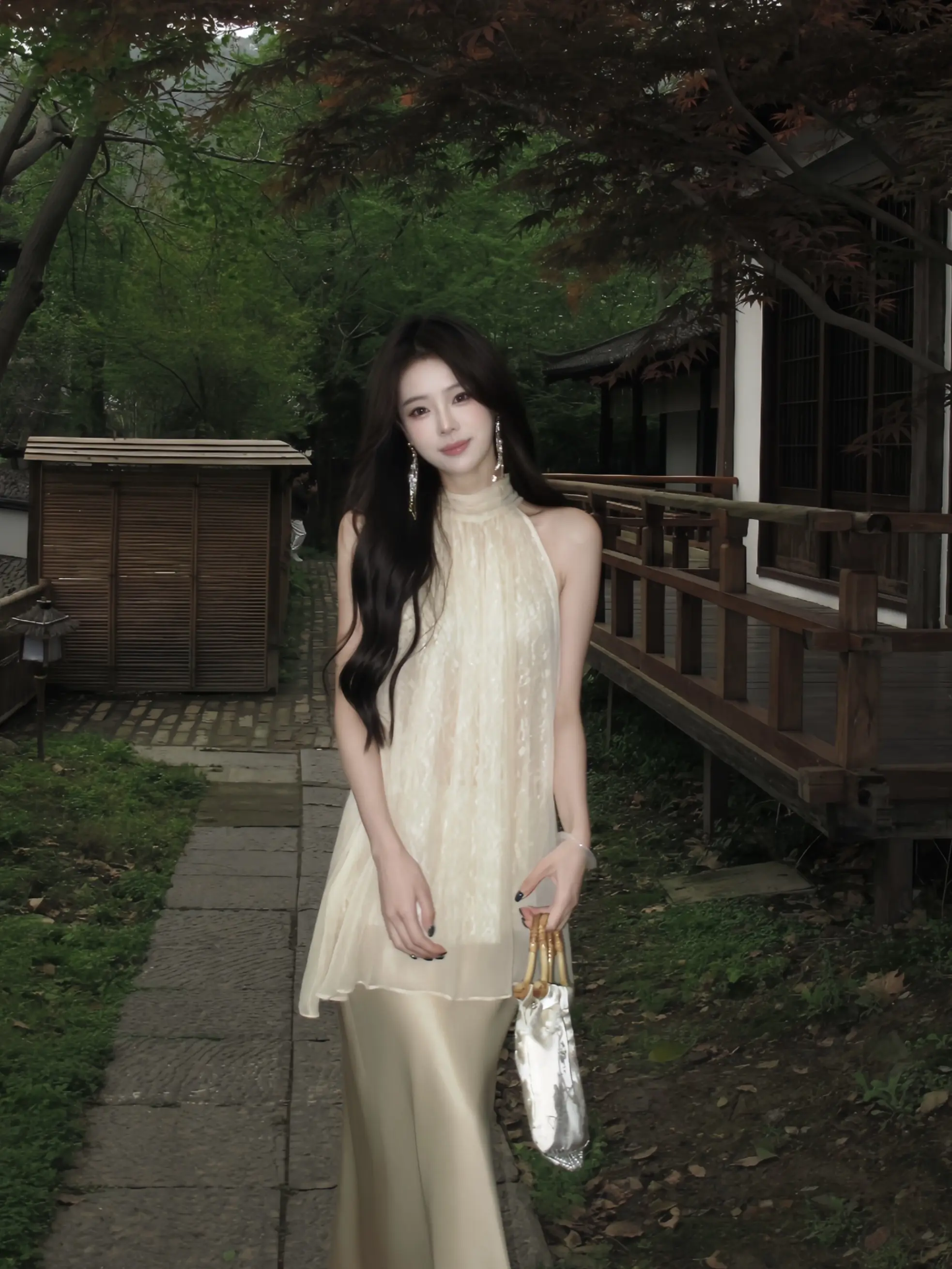 希望所有经历过那么长时间 郁郁潮湿的我们都能迎来被阳光连同幸福穿过的那...