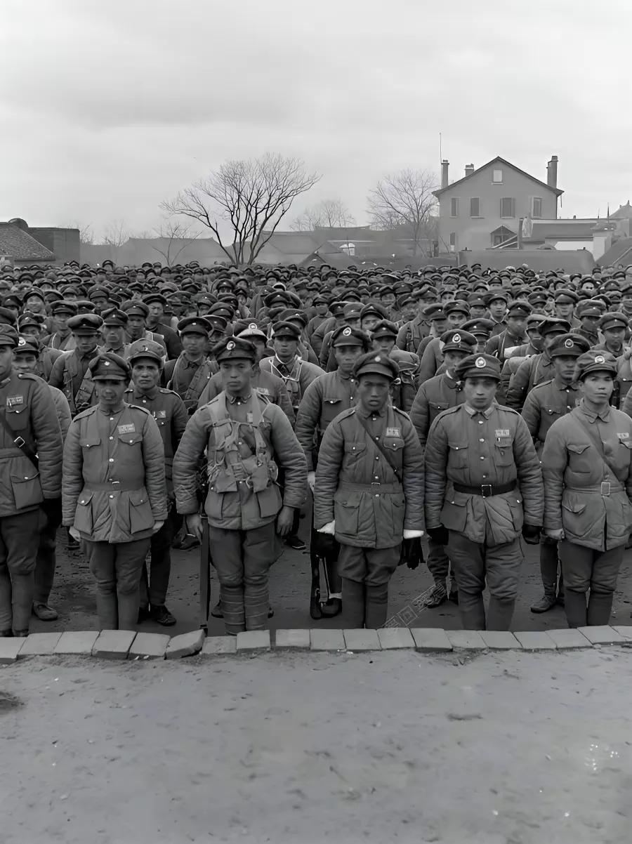 解放战争时期的国民党兵，满脸的茫然，毫无斗志。因为解放大军随时把他们“包饺子”，
