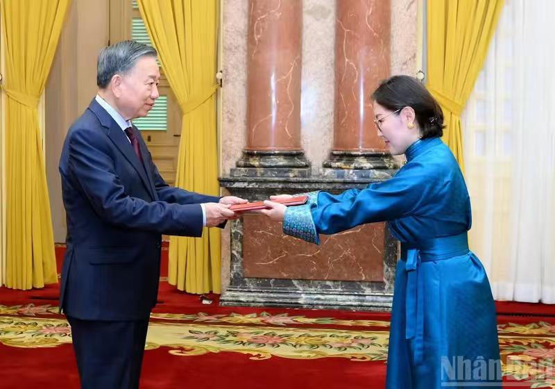 蒙古国驻越南大使甘呼・胡兰太漂亮了！着装既显得青春靓丽，又有民族特色。我来评