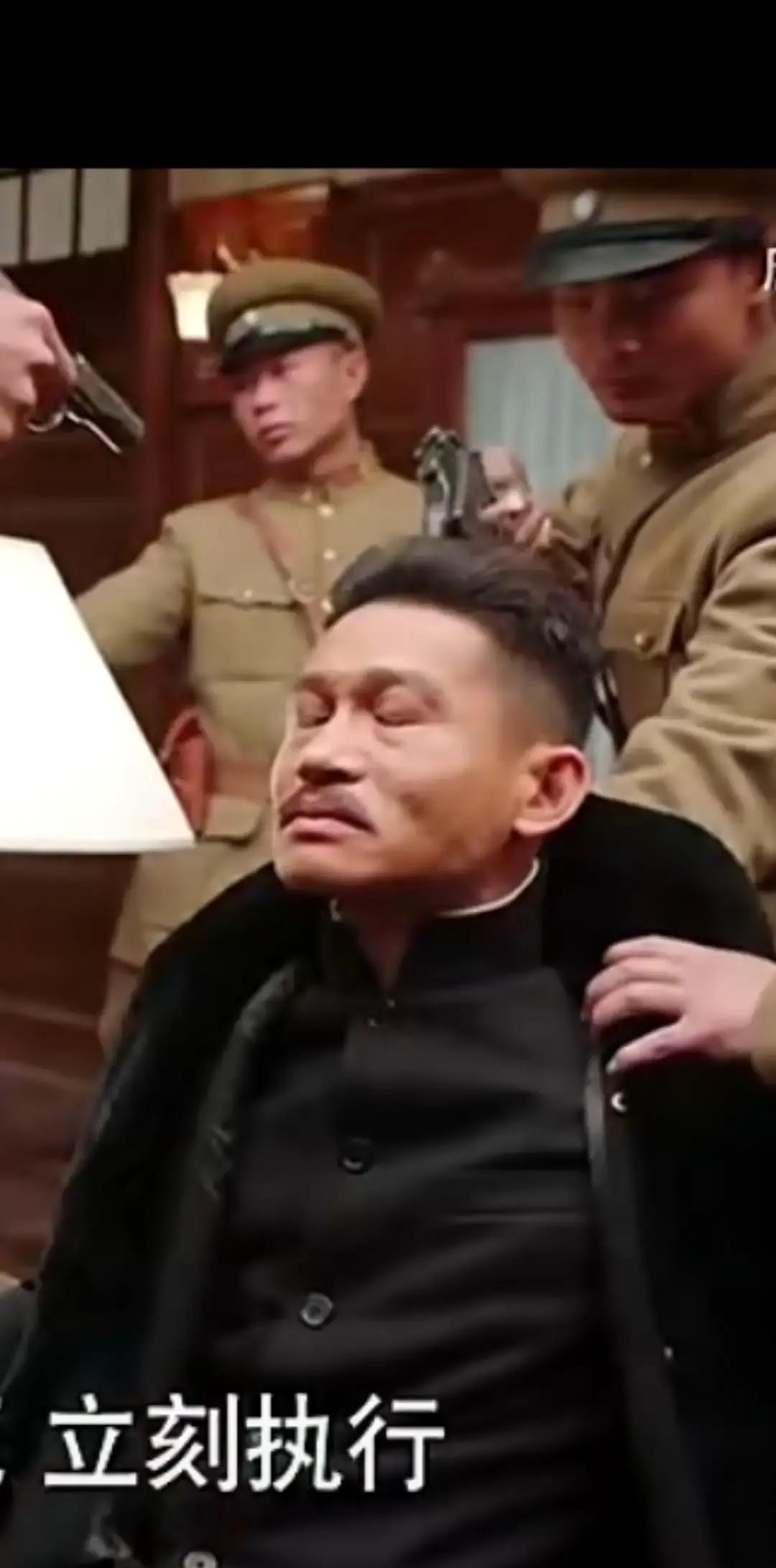 其实张作霖早就敲打过杨宇霆！张学良走进老虎厅时，杨宇霆正背对着门，跟常荫槐指着墙上的地图说话。两人都