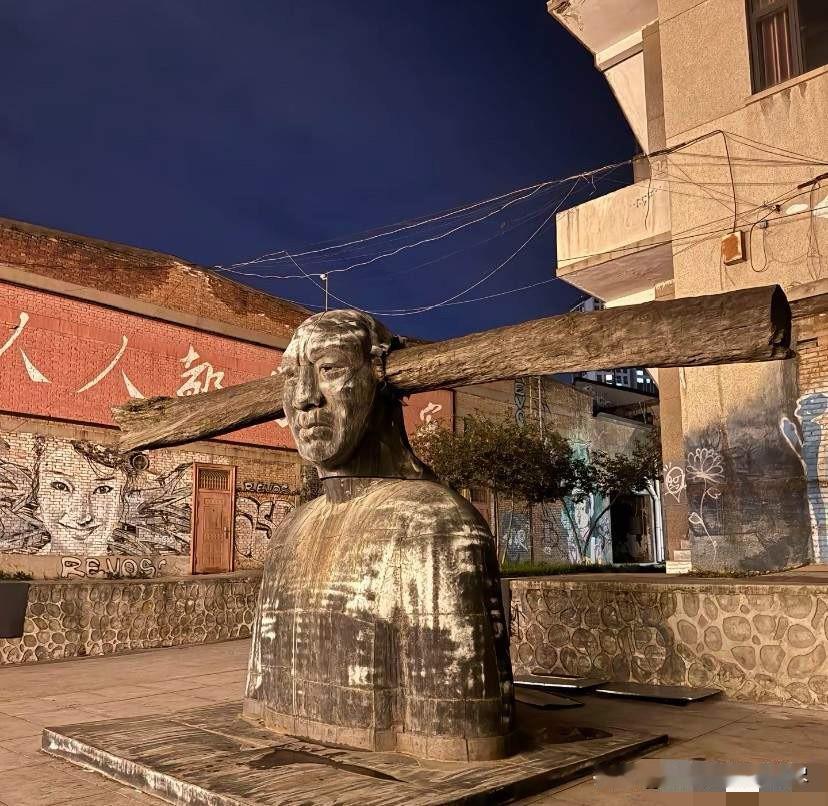 在这地方建个公共厕所，都比放这么一个奇葩的雕塑强多了吧？西安半坡国际区的这个