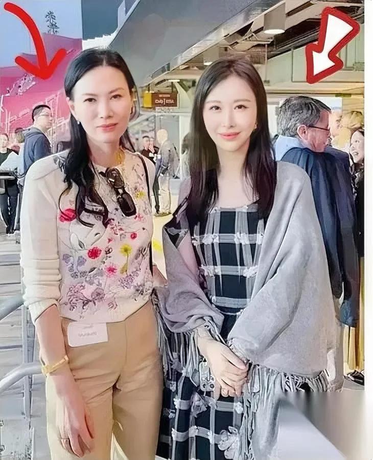 她靠一杯酒钓住大佬？真相比你想的更狠商学院走廊里，她捧瓶名贵红酒凑近冯仑