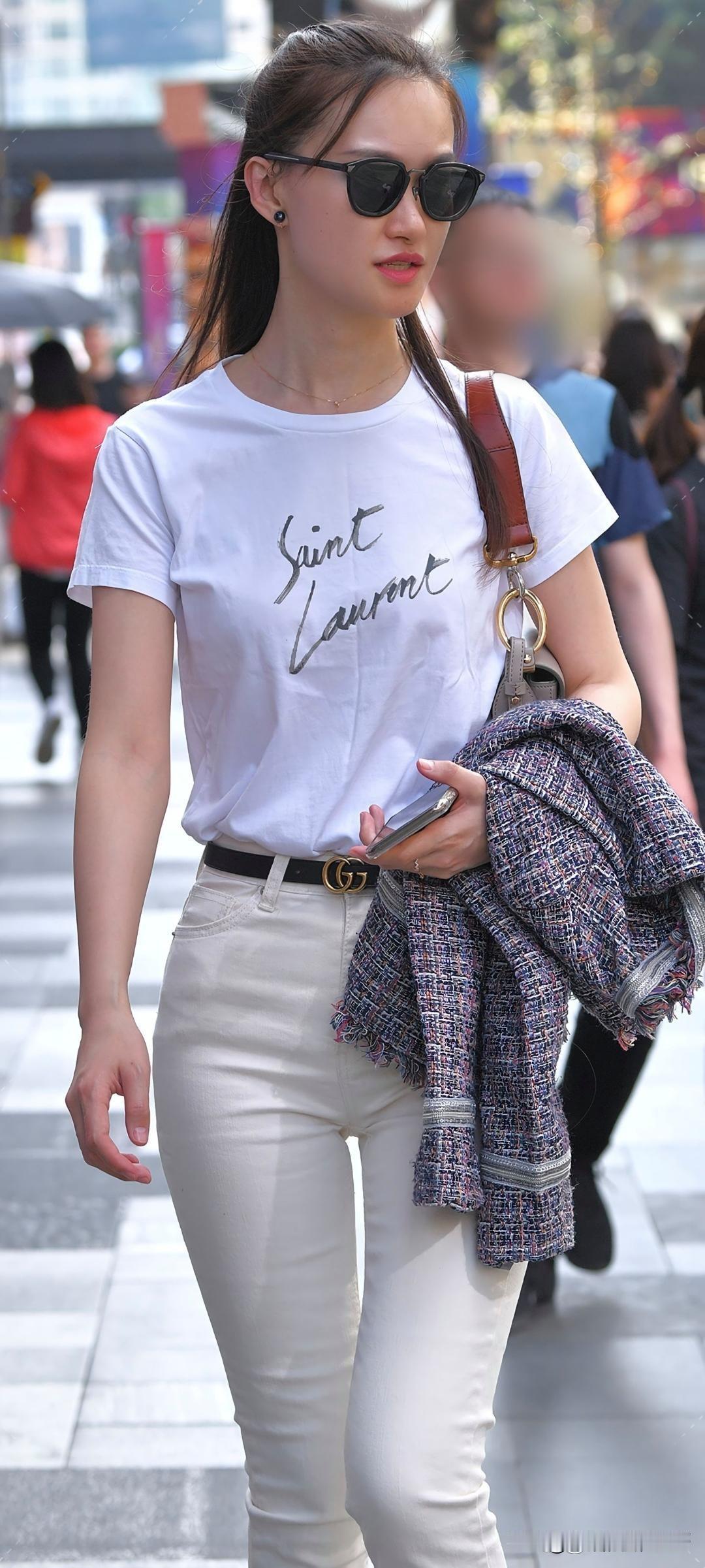 走在街上，一个穿着休闲的女孩特别吸睛。要是她穿的是无痕裤配运动鞋，那真是洋气又实