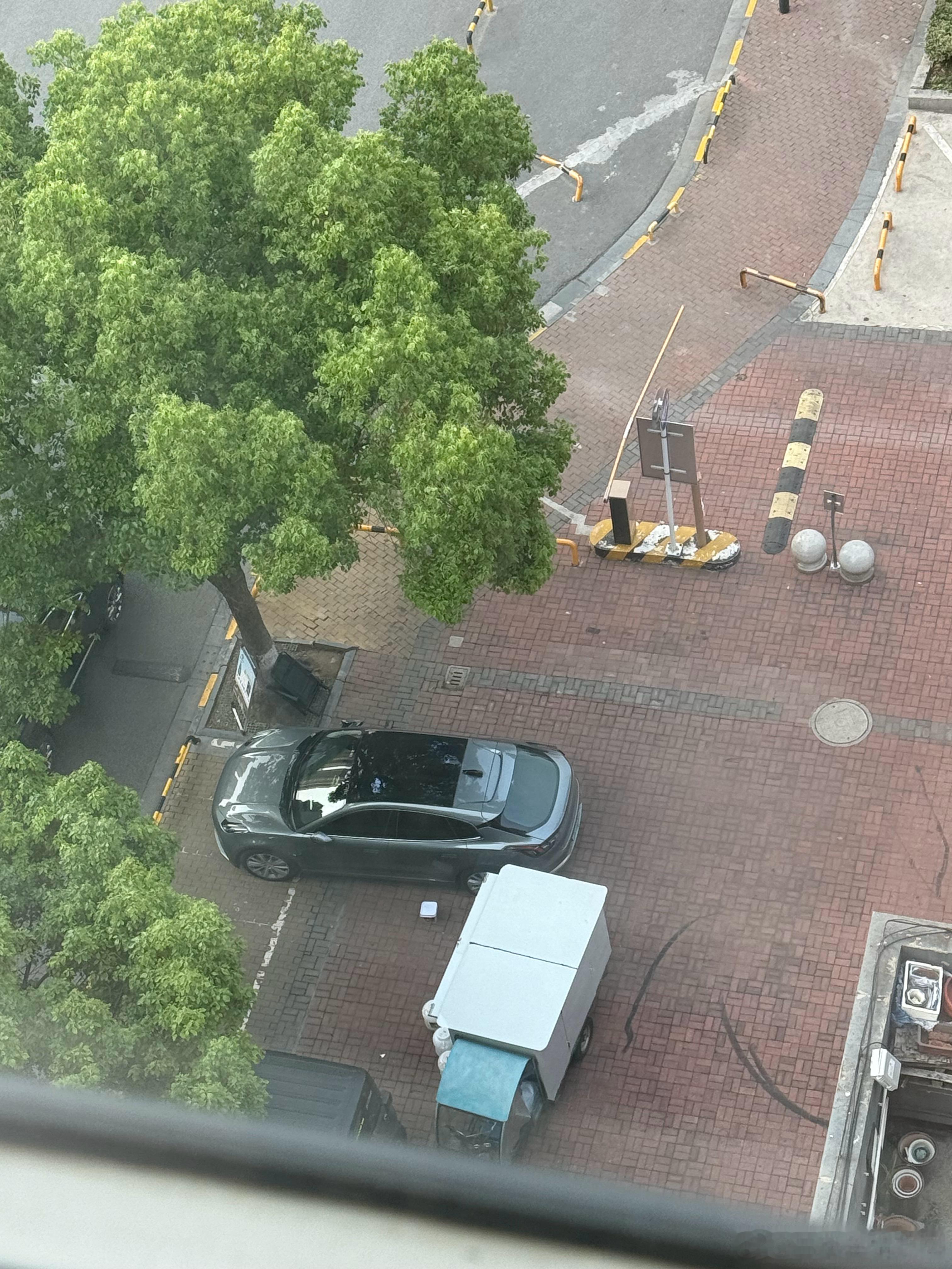 我尼玛…昨天回来的晚，睡的也晚睡的正香呢，电话把我吵醒了…让我给他挪车，他要摆摊