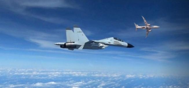 果不其然。美国国防部突然宣布了。从南海到东海，美方公开的影像里，最常见的伴