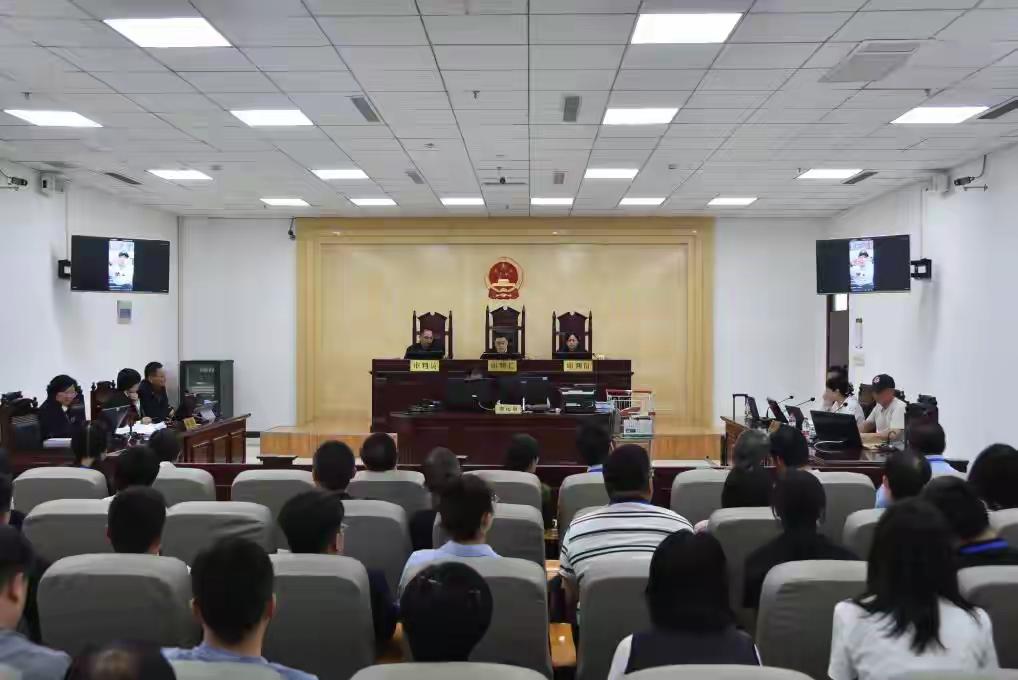 新华社选择公开站胖东来是有风险的，一是可能吓退多消费者正常维权，二是万一出现反转